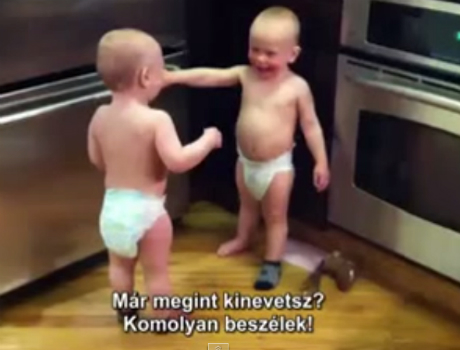 Két baba beszélget vicces videó